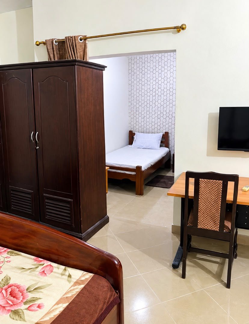 Paradise Suite wardrobe and room layout